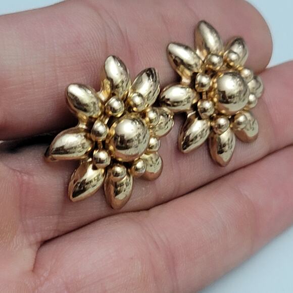 Vintage Coro Gold Tone Flower Screwback Earrings - Picture 9 of 11